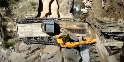 В Индии грузовик обрушил мост через ущелье. Видео - autonews - India - штат Уттаракханд