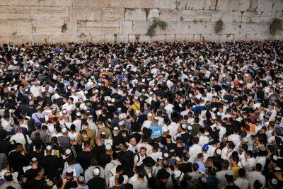 Десятки тысяч верующих посетили в ночь на вторник церемонию «Слихот» - news.israelinfo.co.il - Израиль - Тель-Авив - Иерусалим