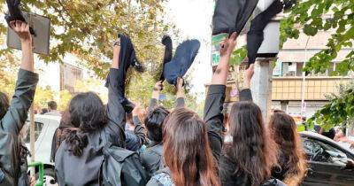 Аля Хаменеи - Протесты в Иране: Школьницы снимают хиджабы и демонстрируют средний палец аятолле (ВИДЕО) - dsnews.ua - Украина - Иран - Тегеран
