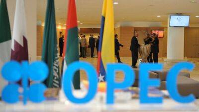 Джозеф Байден - Страны ОПЕК+ снизят добычу нефти. Это может привести к росту цен - svoboda.org - Россия - США - Саудовская Аравия - Вена - Reuters