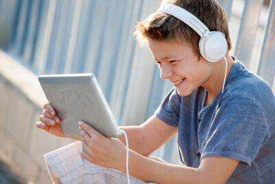 Более миллиарда подростков рискуют потерять слух из-за наушников - news.israelinfo.co.il
