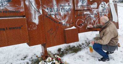 В Даугавпилсе испачкали краской памятник польским солдатам - rus.delfi.lv - Латвия