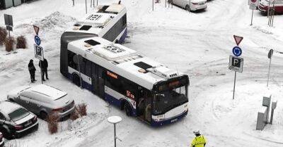 Фото: Автобус застрял в снегу во дворе жилого дома в Дрейлини - rus.delfi.lv - Латвия