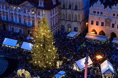 Карел Готт - В Праге зажгли главную рождественскую ёлку: фото и видео - vinegret.cz - Чехия - Прага
