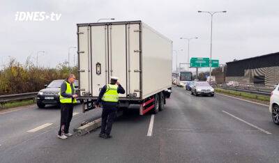 В Праге водитель грузовика не заметил, как потерял прицеп: видео - vinegret.cz - Чехия - Прага