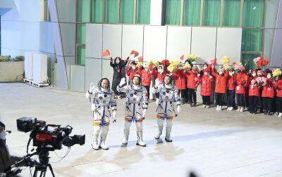 Китай запустив на орбіту корабель з космонавтами: відео - rbc.ua - Китай - Україна