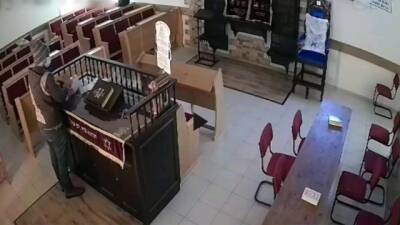 Просил разрешение помолиться и грабил синагоги: житель Нетании отдан под суд - видео - vesty.co.il - Израиль - Нетании