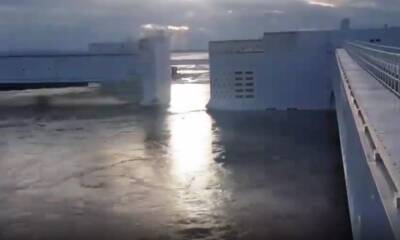 Петербургскую дамбу перекрыли из-за угрозы наводнения - ivbg.ru - Украина - Санкт-Петербург