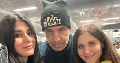 Бритни Спирс - Солист Rammstein помогает украинским беженцам на вокзале в Берлине - focus.ua - Россия - Украина - Германия - Берлин - Кипр