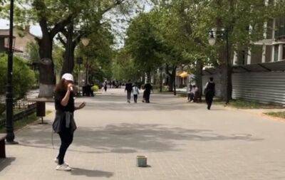 Так звучит Херсон: отважная девушка спела украинскую песню посреди оккупированного города, видео - politeka.net - Украина - Херсон - Херсон