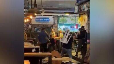Видео: массовая драка на рынке в Иерусалиме - в ход пошли стулья и газ - vesty.co.il - Израиль - Иерусалим - Газ