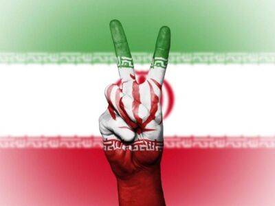 Жители Ирана из-за роста цен принялись грабить и жечь магазины - smartmoney.one - Иран - Reuters
