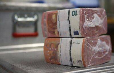 Доллар и евро снижаются в начале торгов на "Московской бирже" - smartmoney.one - Москва - Россия - США - Reuters