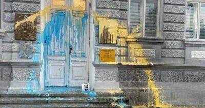 Рефат Чубаров - В Евпатории здание городского совета облили сине-желтой краской - focus.ua - Украина - Крым - Евпатория - Крым