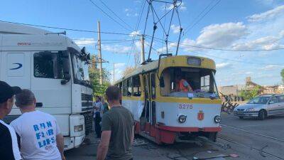 Фура протаранила трамвай с пассажирами внутри: первые кадры ДТП в Одессе - politeka.net - Украина - Одесса - Одесса