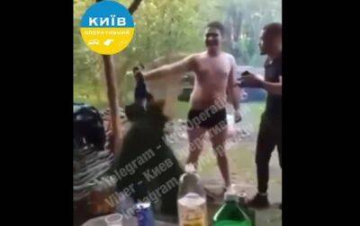 В Черновцах мужчина жестоко убил павлина. 18+ - korrespondent - Украина - Киев - Черновцы - Видео