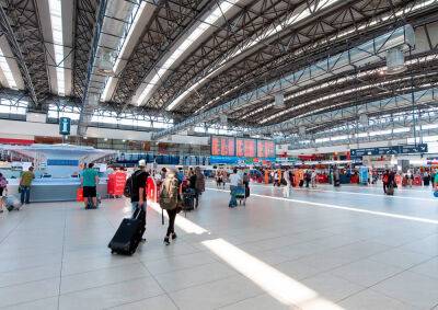 Пражский аэропорт попросил пассажиров приезжать за 2,5 часа до вылета - vinegret.cz - Чехия - Прага