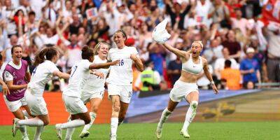Екатерина Монзуль - Футболистки сборной Англии устроили зажигательные танцы на пресс-конференции после исторической победы на Евро-2022 — видео - nv.ua - Украина - Англия - Германия