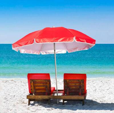 Пляжный зонт улетел из-за ветра и пронзил женщину на пляже - obzor.lt