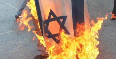 Демонстранты сжигают израильский флаг. Марокканцы решительно против нормализации отношений с Израиле - isroe.co.il - Израиль - Марокко